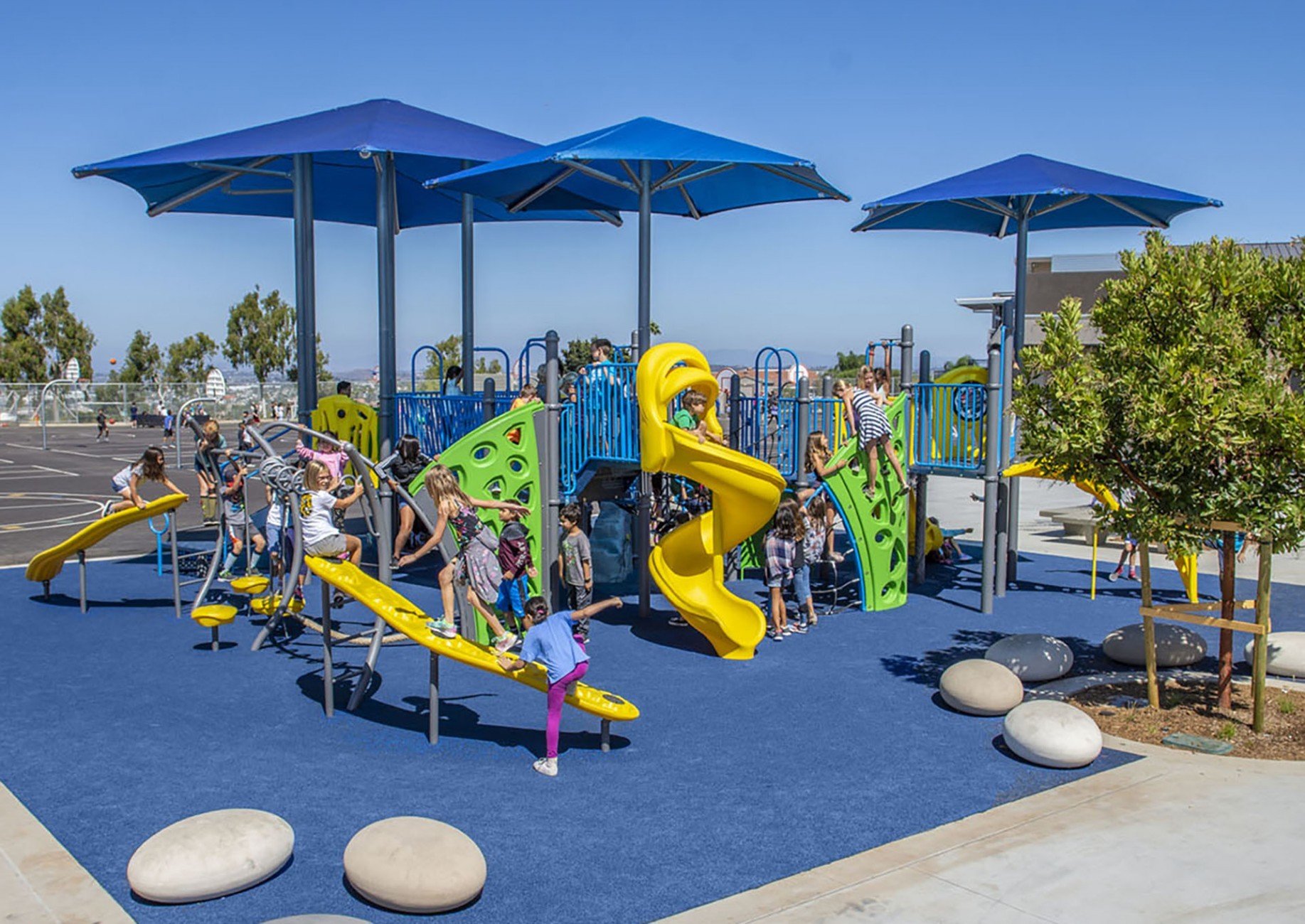 Featured image of The La Costa Meadows Elementary School took play to a new level by integrating a structure into their recreation space that includes various sliding, climbing, and balancing opportunities.
